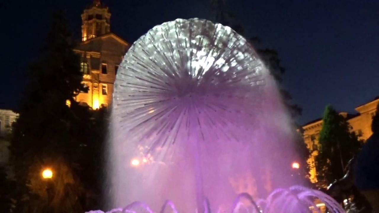 Independence Square - Khreschatyk. View On Independence Sq. Fountains Kijów Zewnętrze zdjęcie