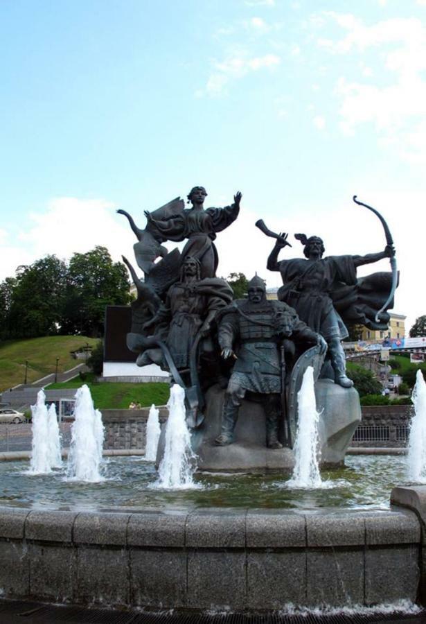 Independence Square - Khreschatyk. View On Independence Sq. Fountains Kijów Zewnętrze zdjęcie